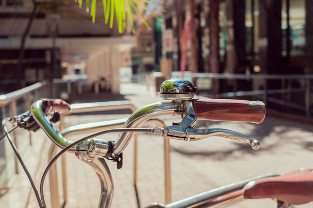 Vieux vélo de style vintage
  - Photo, image