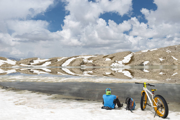 aventure de découverte avec le vélo dans les montagnes enneigées
 - Photo, image