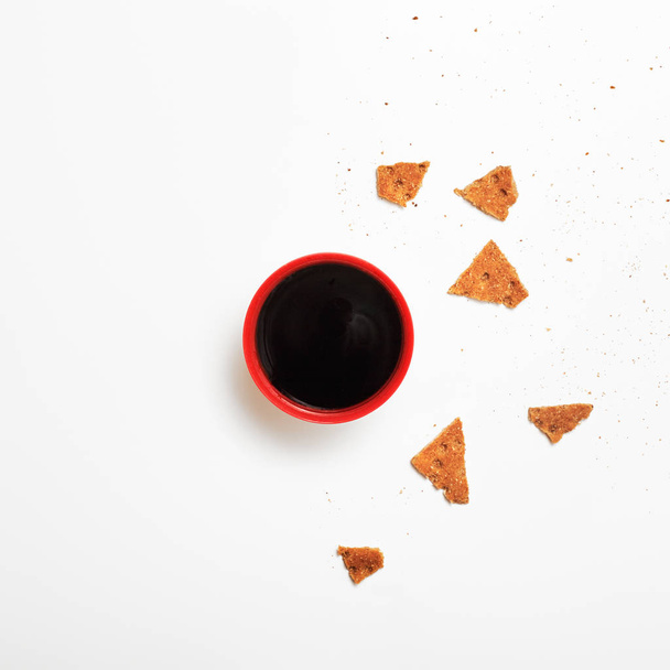 Minimalismo. Tazza rossa di caffè o tè tra fette biscottate fresche e salutari
 - Foto, immagini