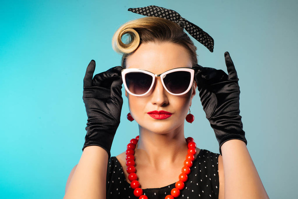 Piękna młoda kobieta z glamour czerwone usta sobie okulary i fantazyjne kolczyki z tworzywa sztucznego - Zdjęcie, obraz