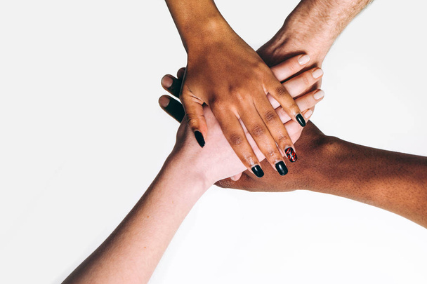 Mains noires et blanches, amitié internationale
 - Photo, image