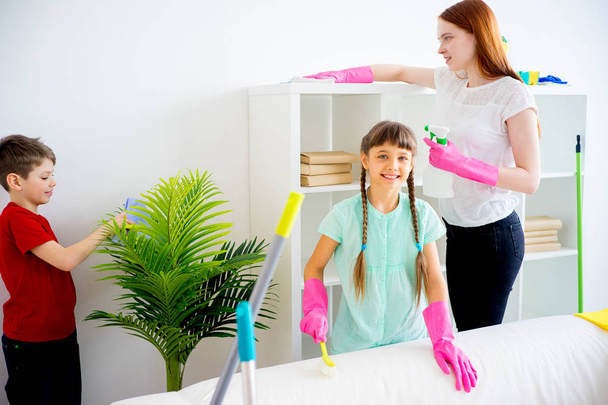 Family cleaning house - Foto, Bild