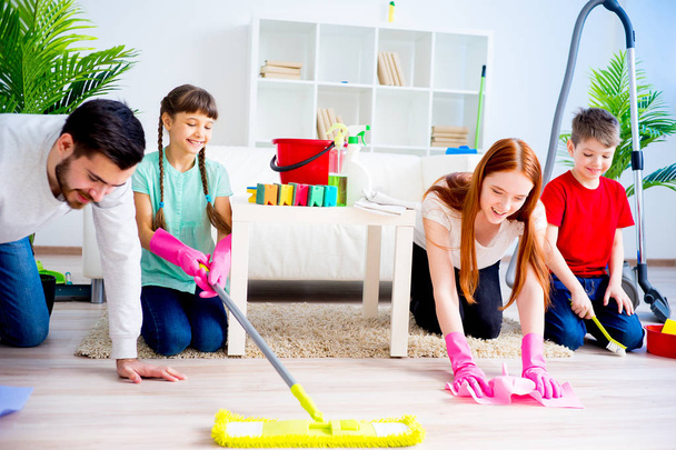 Family cleaning house - Foto, imagen