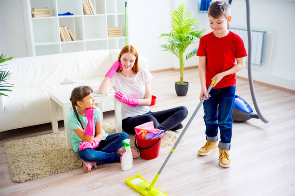 Family cleaning house - Foto, Imagen
