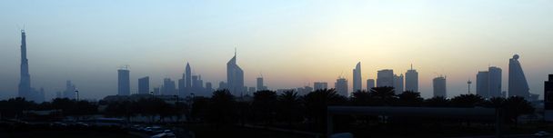 Puesta de sol en Dubai
 - Foto, Imagen