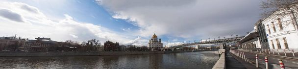 Moskva: panoramatický pohled na chrám Krista Spasitele, nejvyšší ortodoxní křesťanské církve na světě, a patriarcha most z jižního břehu řeky Moskva - Fotografie, Obrázek