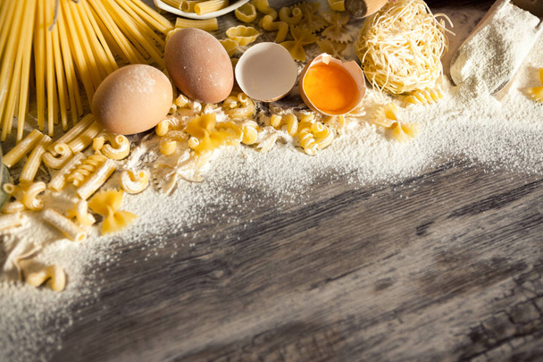 Basic ingredients for making a delicious pasta - Foto, Bild