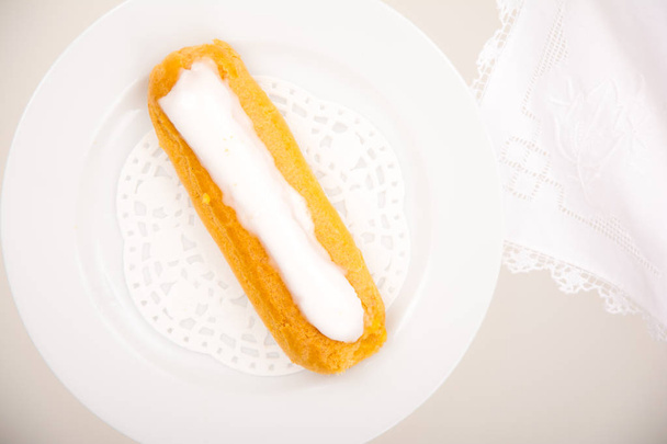 Pohled z vysokého úhlu francouzský vanilkové pečivo na bílé plotně a ba - Fotografie, Obrázek