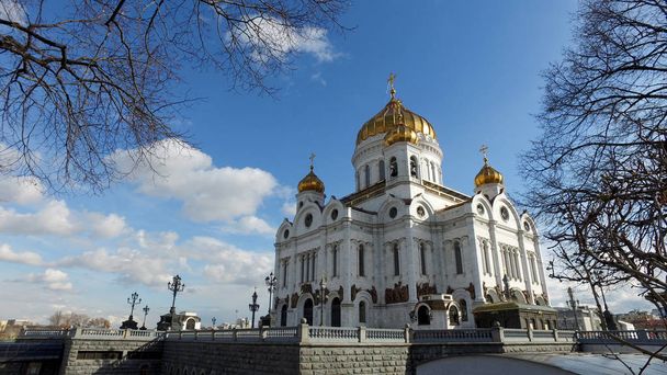 Panoramiczny widok katedry Chrystusa Zbawiciela i Patriarcha Bridge, Moskwa, Rosja - Zdjęcie, obraz