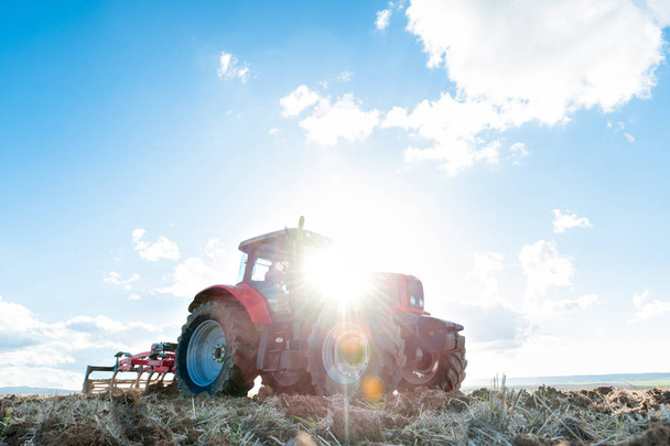 tractor en las tierras junto con engranajes para el trabajo
 - Foto, imagen