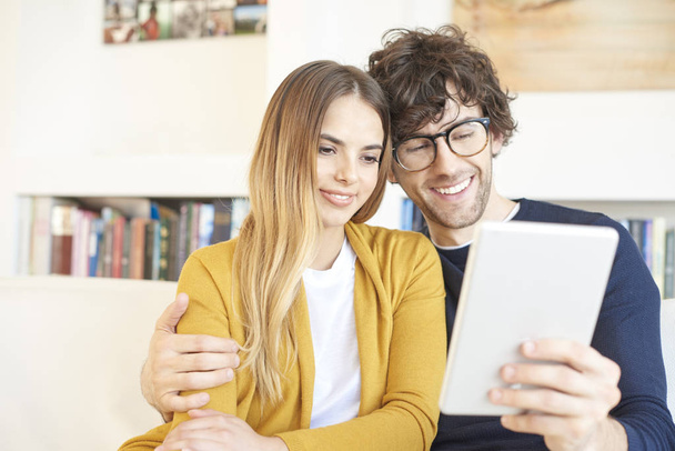 couple using digital tablet - Fotoğraf, Görsel