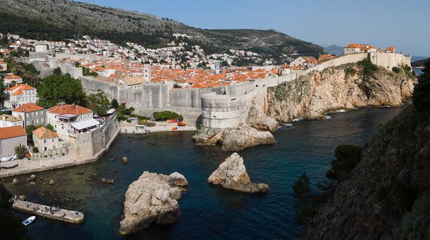 Diferentes colores del horizonte de Dubrovnik
 - Foto, imagen