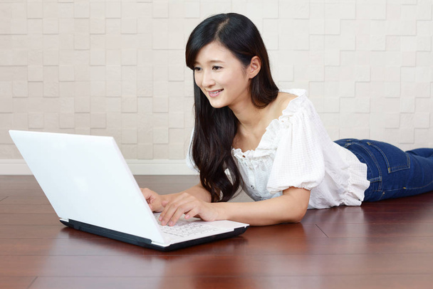 Mosolygó nő használ egy laptop - Fotó, kép