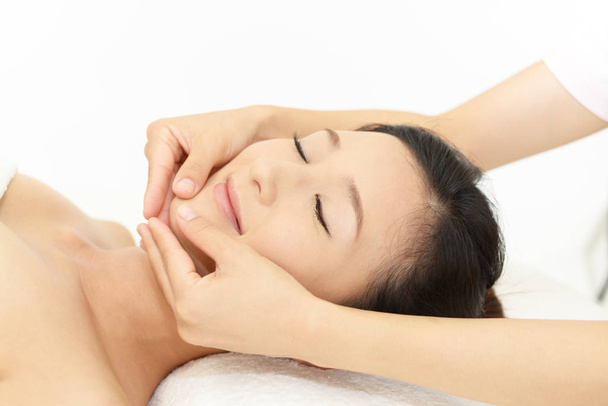 Donna ottenere un massaggio facciale
 - Foto, immagini