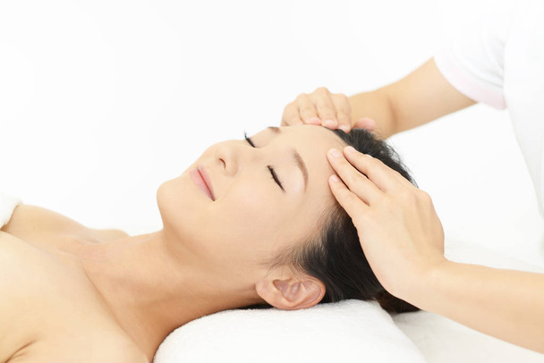 Mulher recebendo uma massagem facial
 - Foto, Imagem