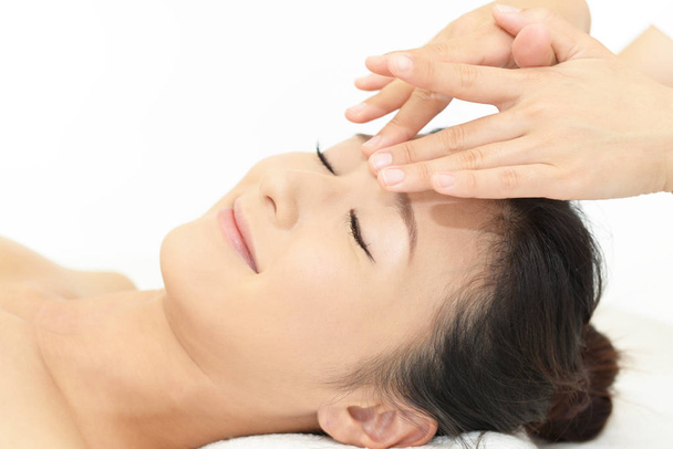 Mujer recibiendo un masaje facial
 - Foto, imagen