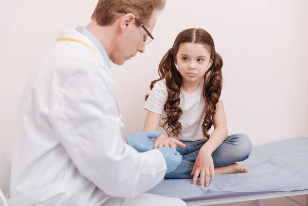 Emotional child worried about doctors conclusion - Foto, Bild