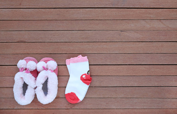 Mignonnes chaussures de bébé avec chaussettes sur fond blanc
. - Photo, image