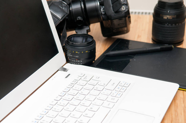 Профессиональное оборудование для редактирования фотографий с камерой и лаптоном
 - Фото, изображение