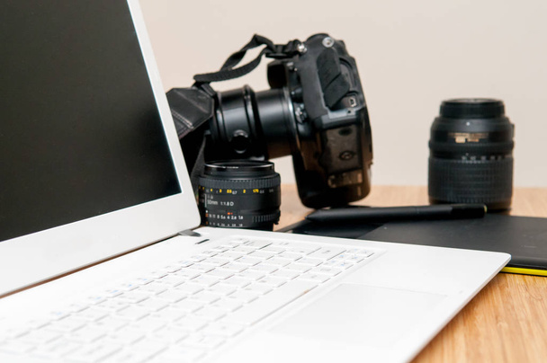 Профессиональное оборудование для редактирования фотографий с камерой и лаптоном
 - Фото, изображение