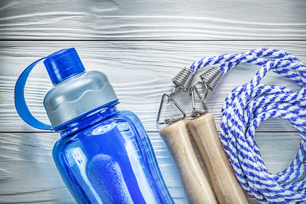 Skipping rope plastic water bottle on wooden board fitness conce - Φωτογραφία, εικόνα