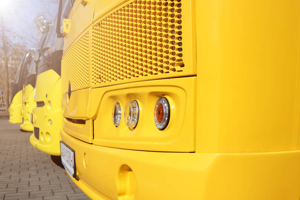 gele schoolbussen - Foto, afbeelding