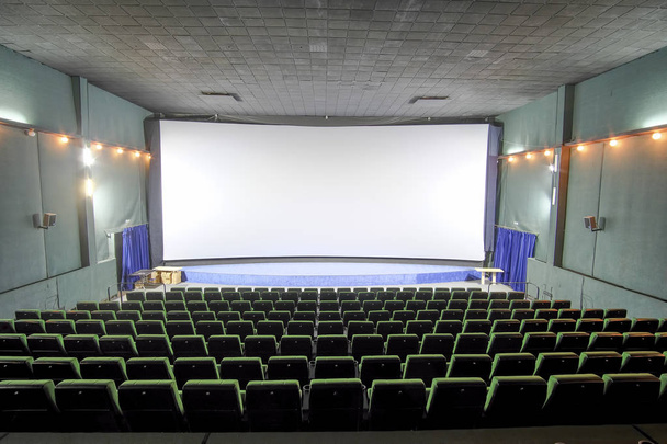 Интерьер зрительного зала кинотеатра
 - Фото, изображение