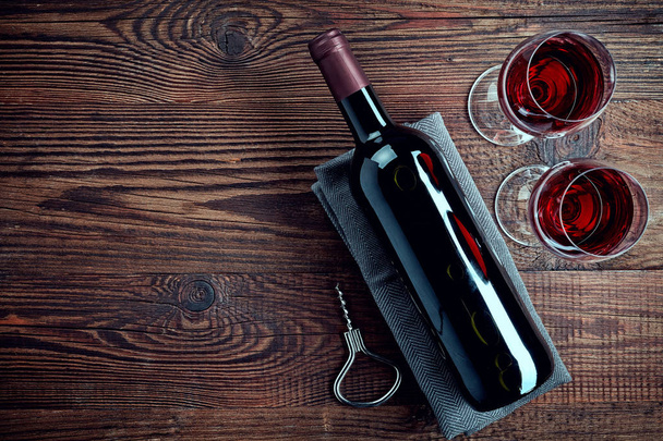 Μπουκάλι και δύο ποτήρια κόκκινο κρασί  - Φωτογραφία, εικόνα