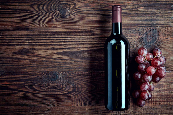 láhev červeného vína a hroznů - Fotografie, Obrázek