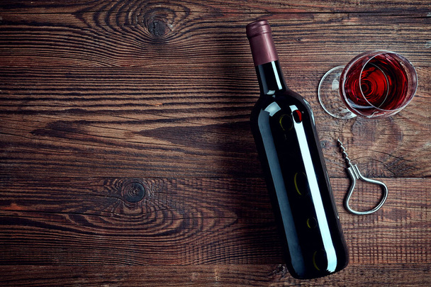 Fles en glas rode wijn  - Foto, afbeelding