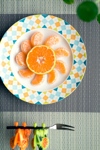 Апельсини у фруктовій мисці
 - Фото, зображення