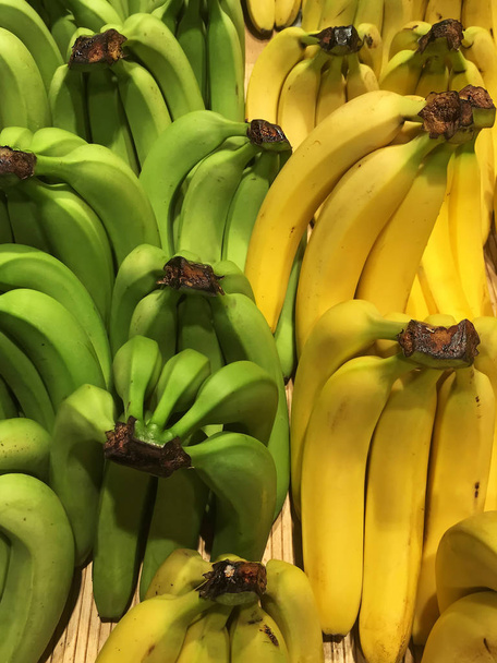 Bananas verdes e amarelas closeup
 - Foto, Imagem