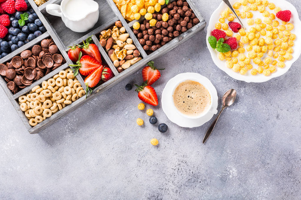 Egészséges reggeli kávéval és gabonafélék - Fotó, kép