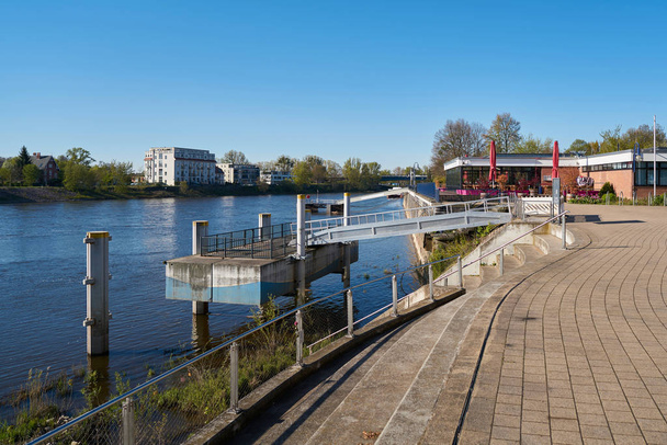 Vízparti sétányon Magdeburg - Fotó, kép