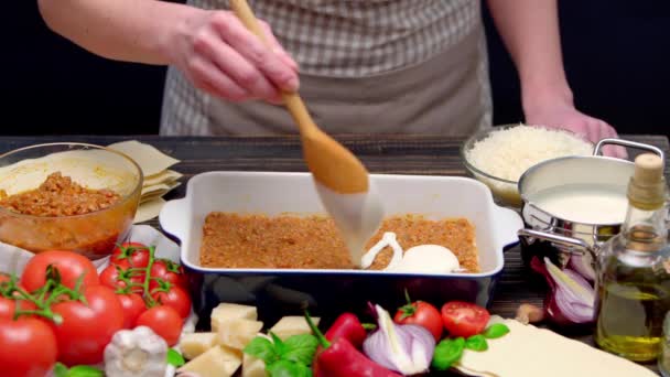 Zubereitung von hausgemachter Lasagne - Filmmaterial, Video