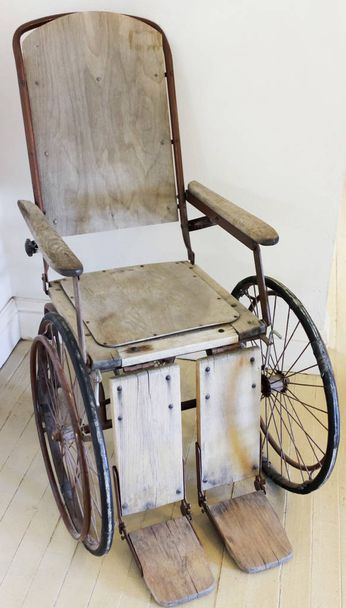 Ένα Vintage ξύλινα τροχαίο καρέκλα, ή με αναπηρικό καροτσάκι - Φωτογραφία, εικόνα