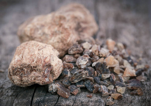 Frankincense dhoop, luonnollinen aromaattinen hartsi
 - Valokuva, kuva