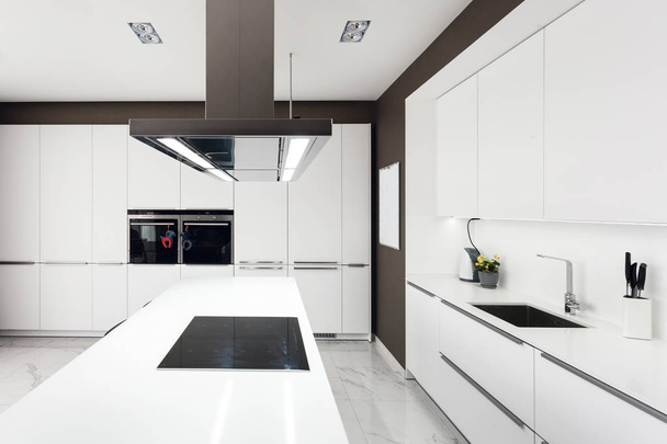 Cucina moderna bianca con elettrodomestici in acciaio
. - Foto, immagini
