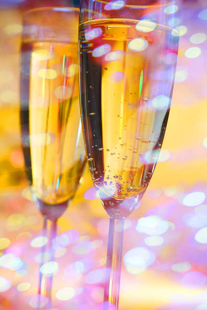 confetti and glasses of champagne - Foto, Imagen