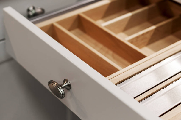 Primer plano del cajón de madera abierto para cubiertos
. - Foto, imagen