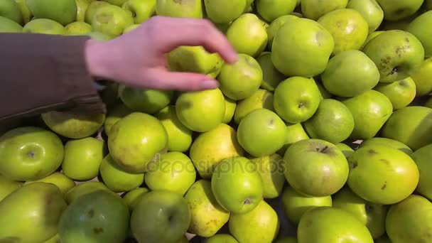 Mano toma una manzana verde en la tienda
 - Metraje, vídeo