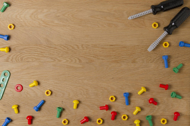 Дитячі іграшки Фонова рамка Бордер з різнокольоровими іграшковими інструментами на дерев'яному столі. Вид зверху. Пласка лежала. Копіювати простір для тексту
. - Фото, зображення