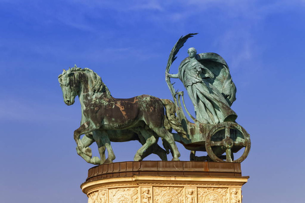 Statue représentant la paix, une femme tenant une fronde de palmier sur un char, sur une colonnade sur la place des Héros ou Hosok Tere, Budapest, Hongrie
. - Photo, image