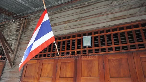 Bandera tailandesa colgando por encima de casa
 - Imágenes, Vídeo