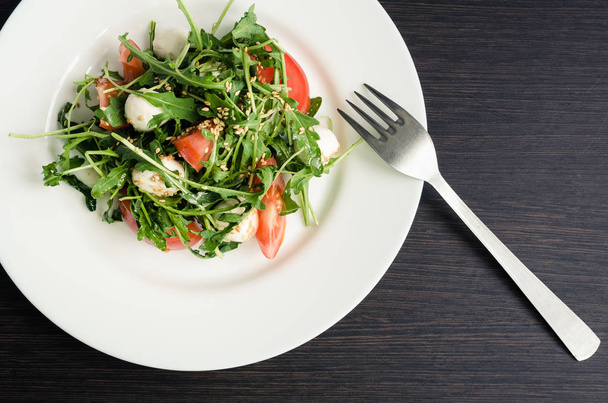 Salade d'été fraîche aux feuilles de roquette
 - Photo, image