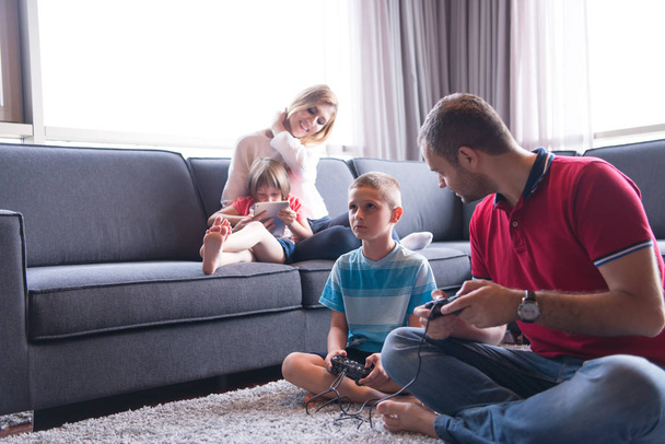 Glückliche Familie spielt ein Videospiel - Foto, Bild
