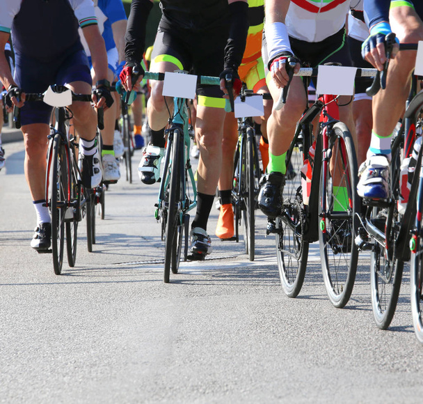 Ciclistas rápidos durante a corrida em estradas da cidade
 - Foto, Imagem