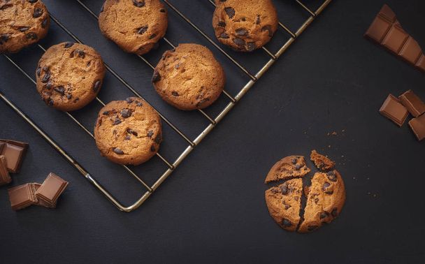 Biscoitos de chocolate sobre fundo escuro
 - Foto, Imagem