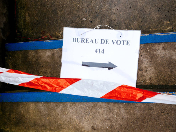 Вывеска Бюро по голосованию на полу повреждена безопасная полоса
  - Фото, изображение