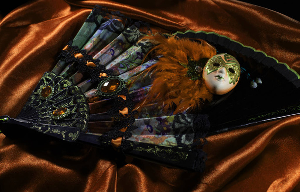Mask with folding fans. - Fotoğraf, Görsel
